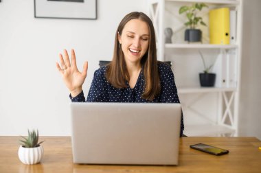 Video toplantısı için lptop kullanan kadın