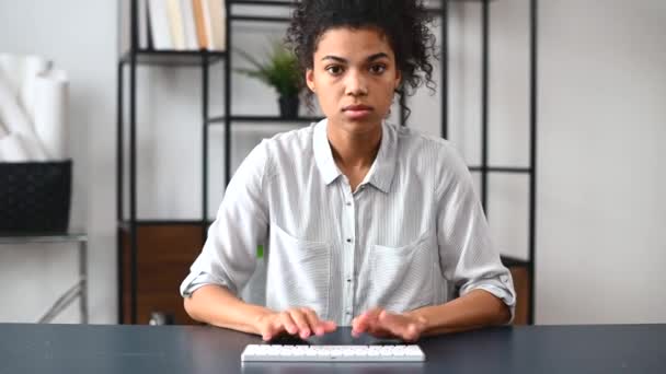 Webcam vista de una empleada de oficina afroamericana — Vídeo de stock
