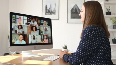 Video bağlantısı için bilgisayar uygulaması kullanan kadın