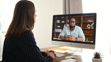 Video bağlantısı için bilgisayar uygulaması kullanan kadın