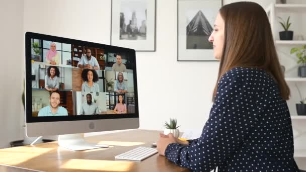 Kobieta korzystająca z aplikacji komputerowej do połączenia wideo — Wideo stockowe