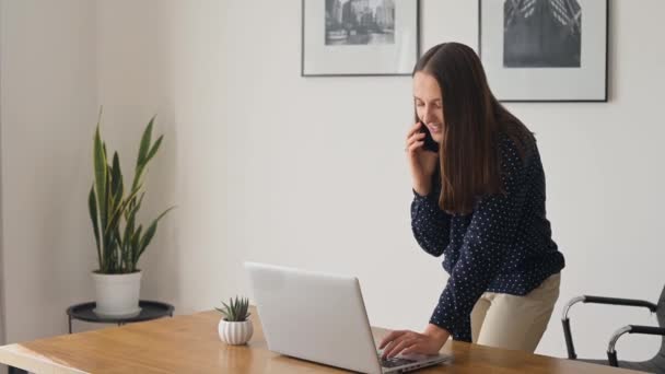 Zajęty i wykonawczy pracownik biurowy kobieta odbiera telefon — Wideo stockowe