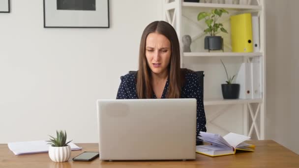 L'impiegato di ufficio femminile deluso guarda il computer portatile — Video Stock