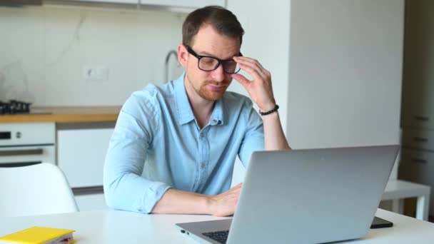 Stanco giovane uomo d'affari ha problemi di vista — Video Stock