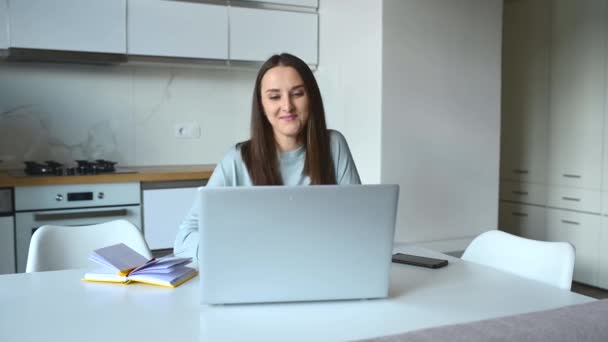 Glad ung kvinna som använder bärbar dator för videoanslutning hemifrån — Stockvideo