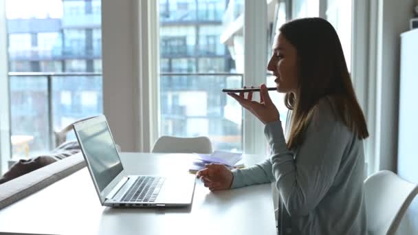 Jeune femme envoie un message vocal audio par son smartphone — Video