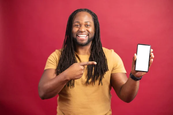 Šťastný Afroameričan ukazující mobilní telefon — Stock fotografie