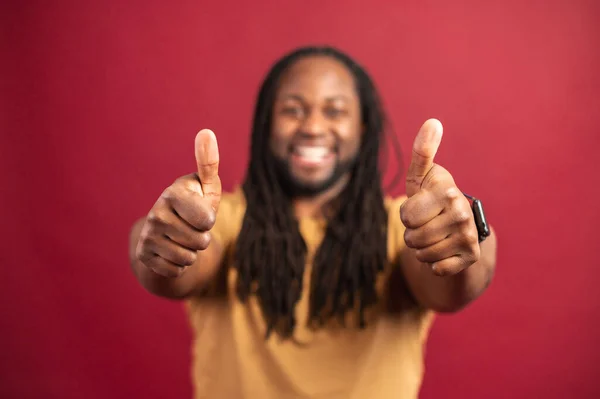 Jeune homme afro-américain montrant signe correct — Photo