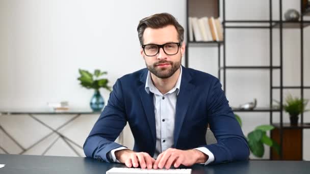 Giovane uomo d'affari barbuto di successo con computer portatile — Video Stock