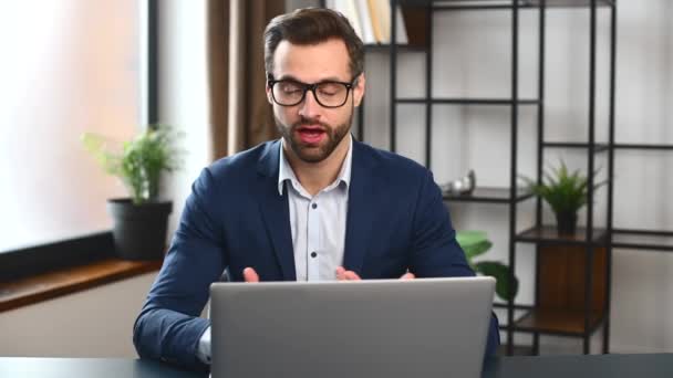 Hombre de negocios guapo está utilizando el ordenador portátil para videollamada — Vídeos de Stock