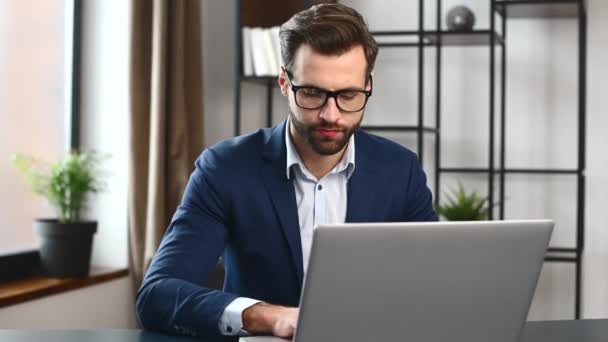 Serious concentrated young bearded office worker — Stock Video