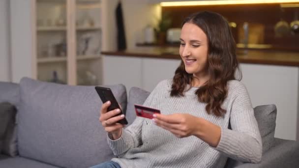 Mulher usando smartphone para compras online — Vídeo de Stock