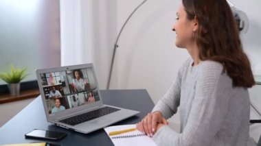 Genç bir kadın bilgisayarda video bağlantısı için uygulama kullanıyor.