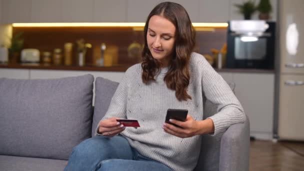 Frau nutzt Smartphone für Online-Einkauf — Stockvideo