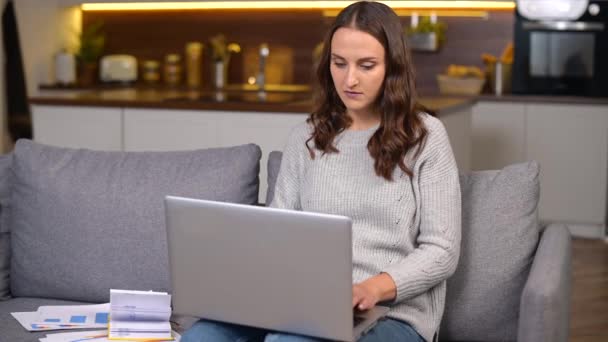 集中的自由应聘妇女在家里用笔记本电脑进行远程工作 — 图库视频影像