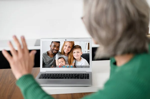 Красива старша жінка використовує ноутбук для відеозустрічі вдома — стокове фото