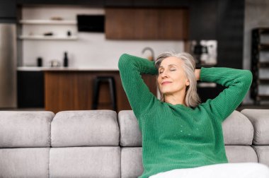 Güzel yaşlı bayan evde.