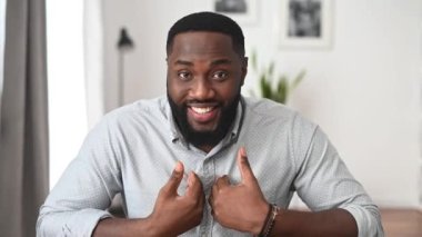 Afrikalı Amerikalı adamla görüntülü konuşma.