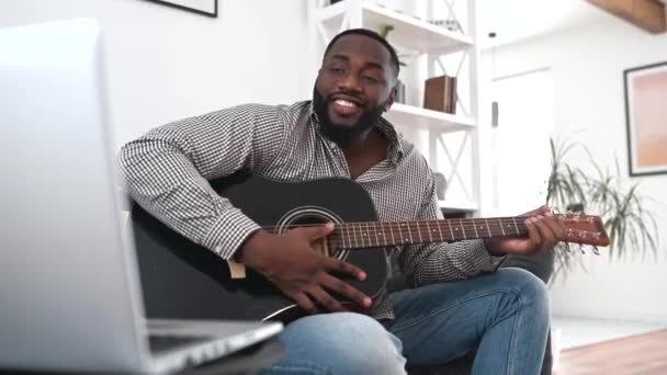 Um afro-americano está a tocar guitarra. — Vídeo de Stock