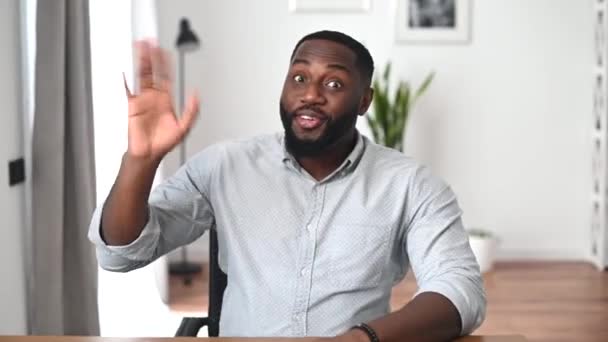Afrikalı Amerikalı adamla görüntülü konuşma. — Stok video