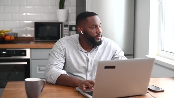 Ένας Αφροαμερικάνος χρησιμοποιεί λάπτοπ για δουλειά. — Αρχείο Βίντεο