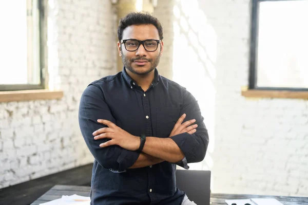 Ambitious hindu man in smart casual shirt stands with arms crossed — Stock Photo, Image