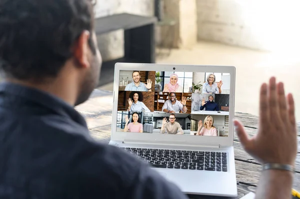 Multiracial hombre utilizando la aplicación para ordenador portátil para la reunión de vídeo — Foto de Stock