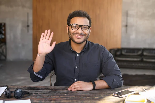 Smiling hindu guy waving hi, greeting you on online video meeting — Stock Photo, Image