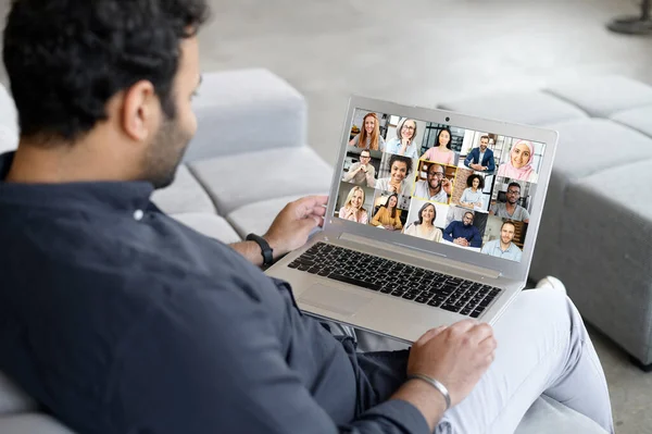 Mężczyzna używa laptopa na spotkanie wideo. — Zdjęcie stockowe