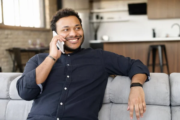 Vrolijke knappe gemengde ras kerel heeft plezier telefoongesprek — Stockfoto