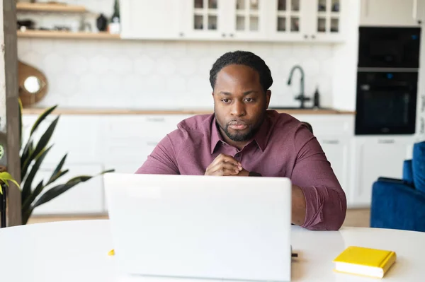 Soustředěný afroameričan s dredy zírající na monitor počítače — Stock fotografie