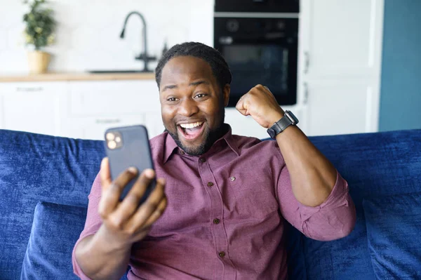 Roliga afroamerikanska man firar segern — Stockfoto