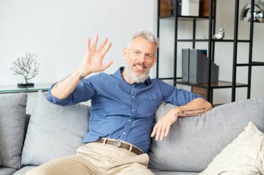 Modern olgun, gri saçlı adamla video bağlantısı