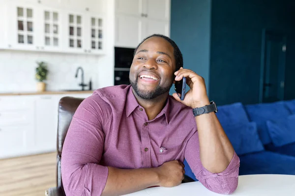 Glad afroamerikansk kille njuta av ett telefonsamtal — Stockfoto