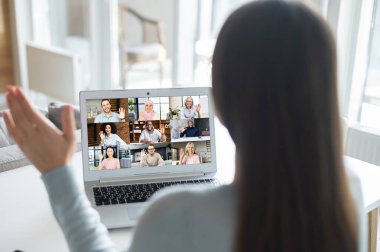 Video konferansı için dizüstü bilgisayar kullanan kadın, arka görünüm