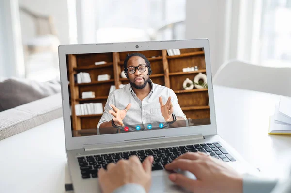 Femme utilisant un ordinateur portable pour la vidéoconférence, vue arrière — Photo