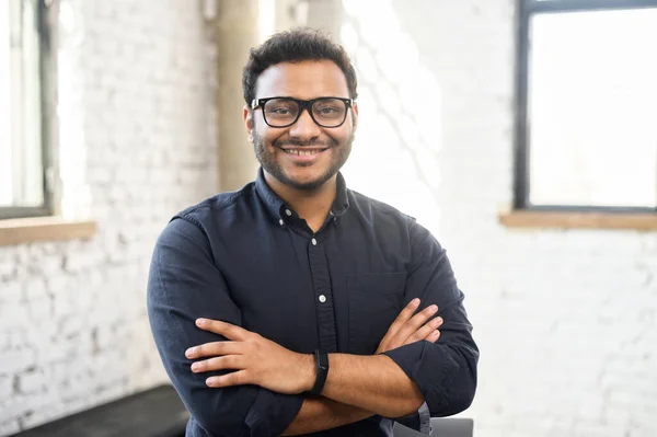 Ambitious hindu man in smart casual shirt stands with arms crossed — Stock Photo, Image