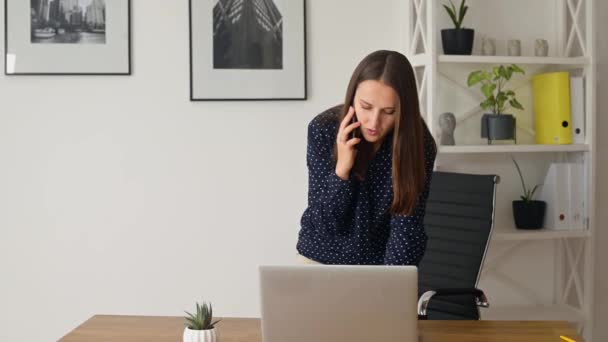 Upptagen och verkställande kvinna kontor anställd tar ett telefonsamtal — Stockvideo