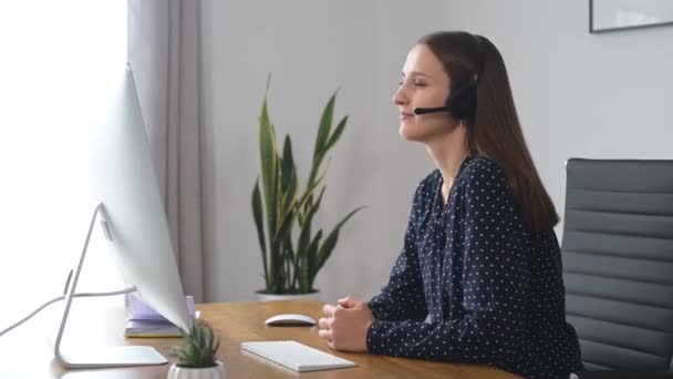 Γυναίκα χρησιμοποιεί ακουστικά για online επικοινωνία — Αρχείο Βίντεο