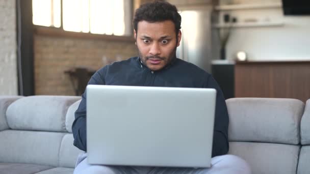 Evde dizüstü bilgisayar kullanan çok ırklı Hintli bir serbest çalışan. — Stok video
