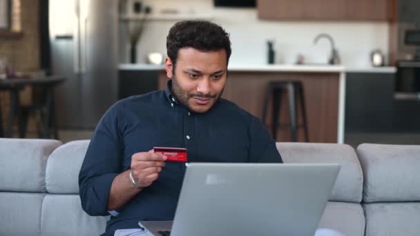 Multi-étnico hindu freelancer cara usando computador portátil para fazer compras — Vídeo de Stock