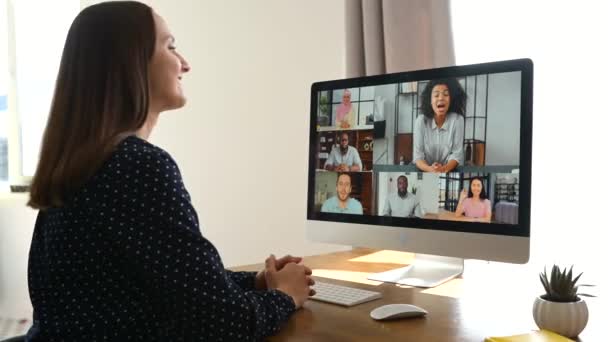 ビデオ接続のためのコンピュータアプリを使用して女性 — ストック動画