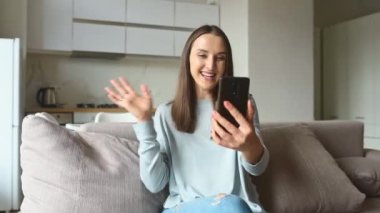 Video görüşmesi için akıllı telefon kullanan kadın