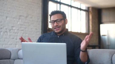 Video araması için laptop kullanan çok ırklı Hintli serbest çalışan adam.