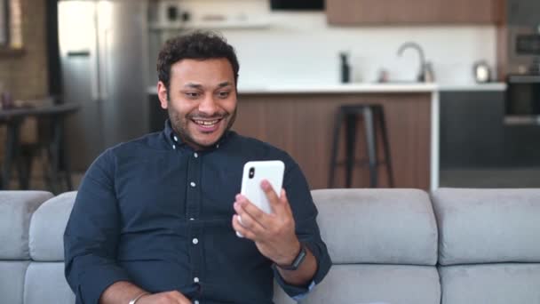 Multi-étnico hindu freelancer cara usando smartphone para chamada de vídeo — Vídeo de Stock