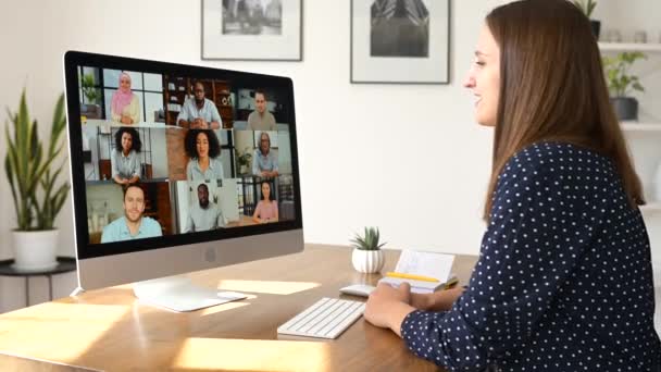 Mulher usando aplicativo de computador para conexão de vídeo — Vídeo de Stock