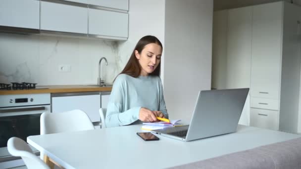 젊은 여자 가집에서 비디오 연결을 위해 노트북 컴퓨터를 사용하는 모습 — 비디오