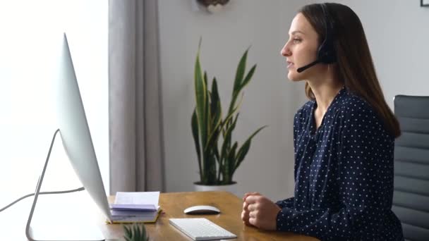 Žena používá headset pro online komunikaci — Stock video