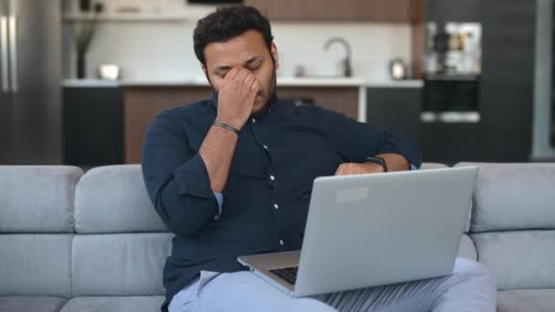 Multi-étnico hindu freelancer cara usando computador portátil em casa — Vídeo de Stock