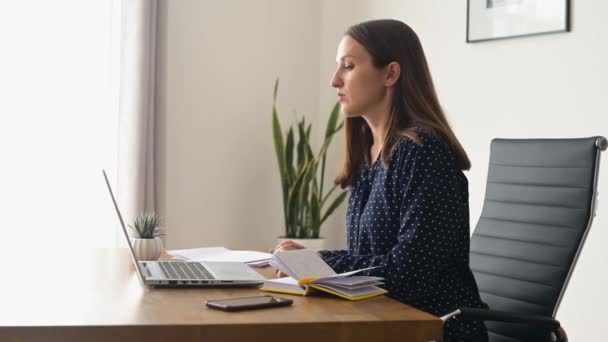 Zelfverzekerde zakenvrouw houdt videogesprek op de laptop — Stockvideo